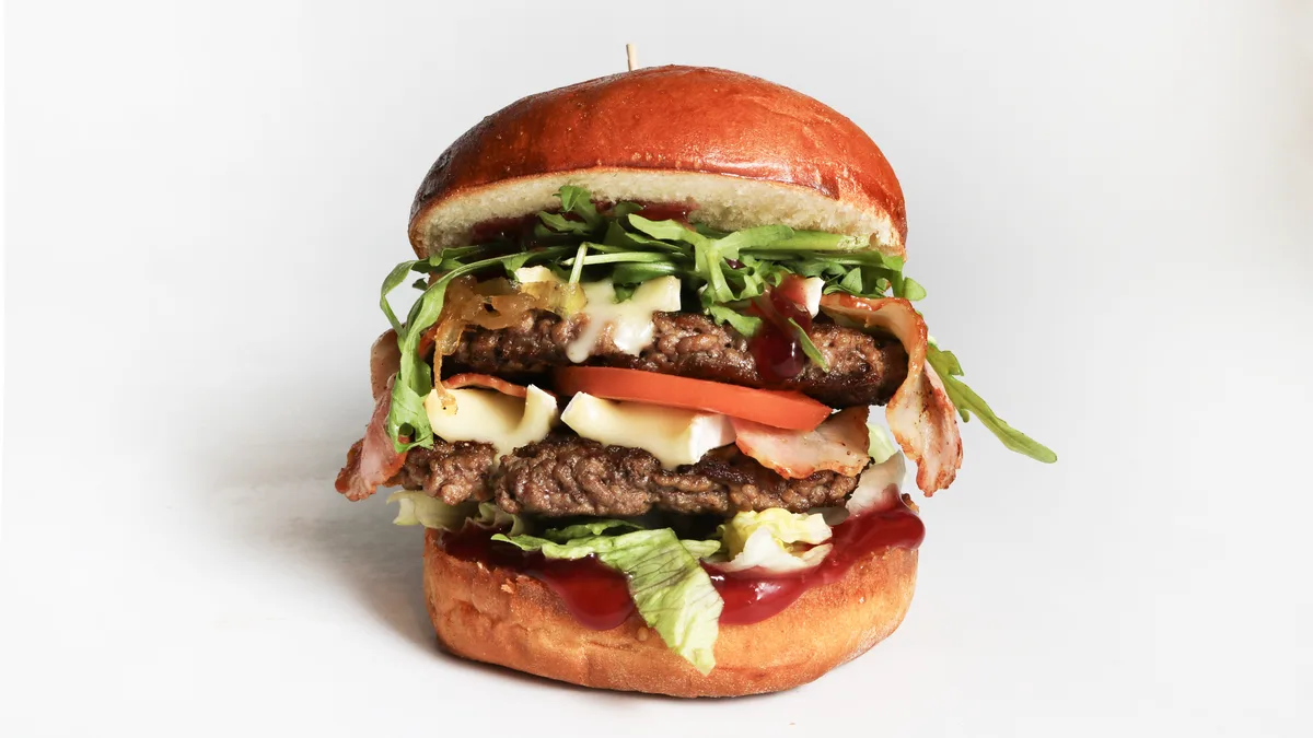 15. Hovězí double burger