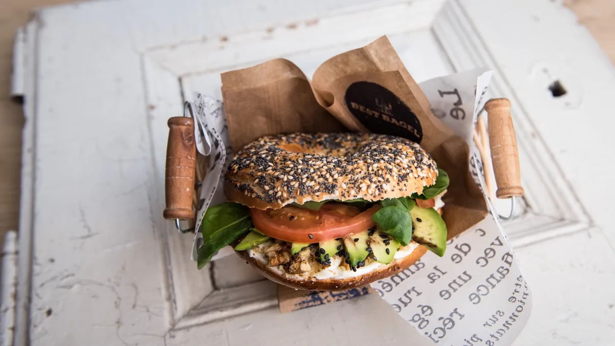 AVOKÁDÓ and SAJTKRÉM BAGEL