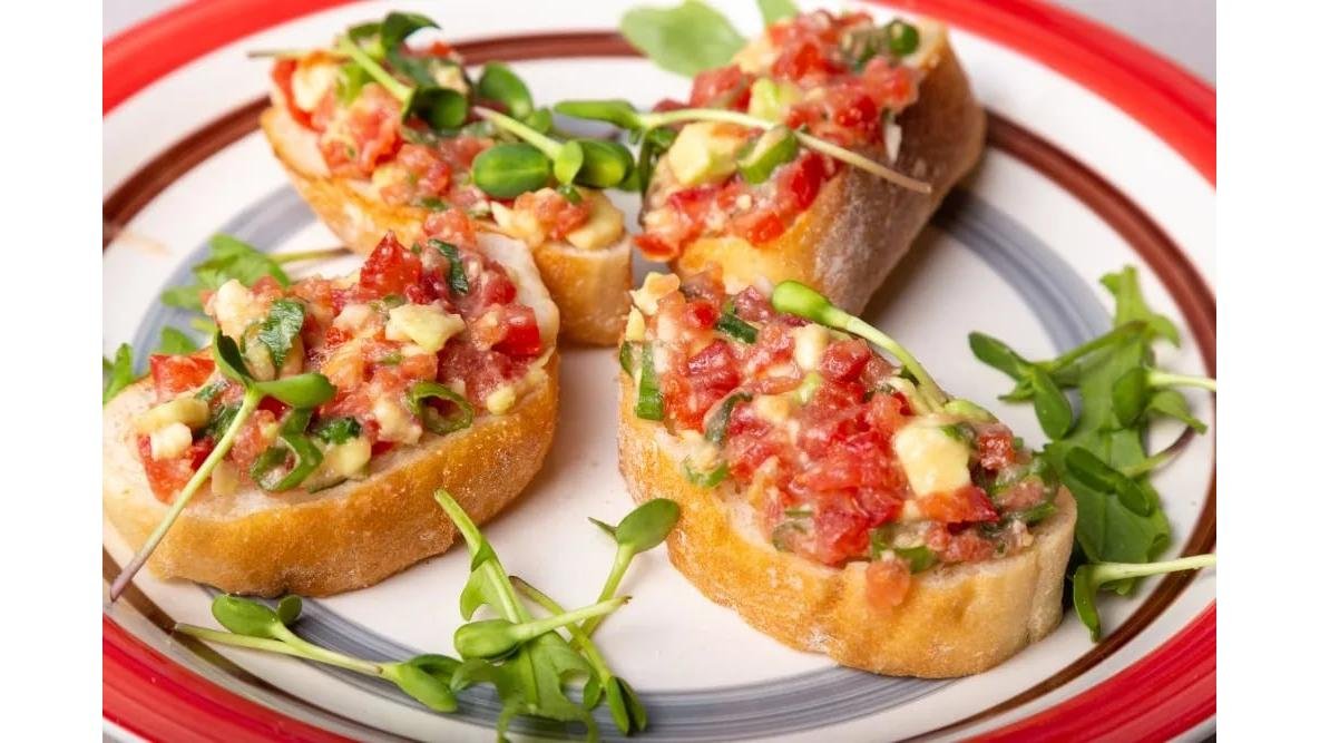 Bruschete cu avocado și roșii
