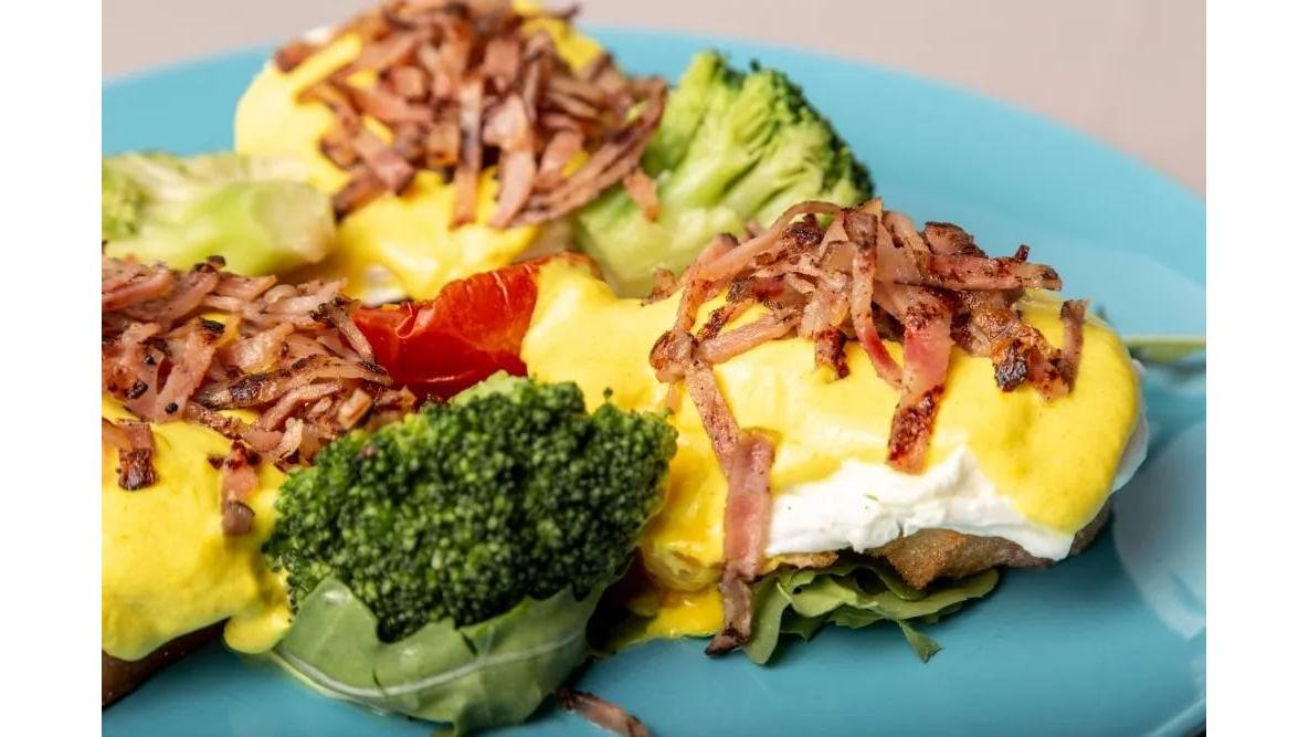 Ouă Poșate cu Broccoli Brezat în Unt și Bacon Crocant