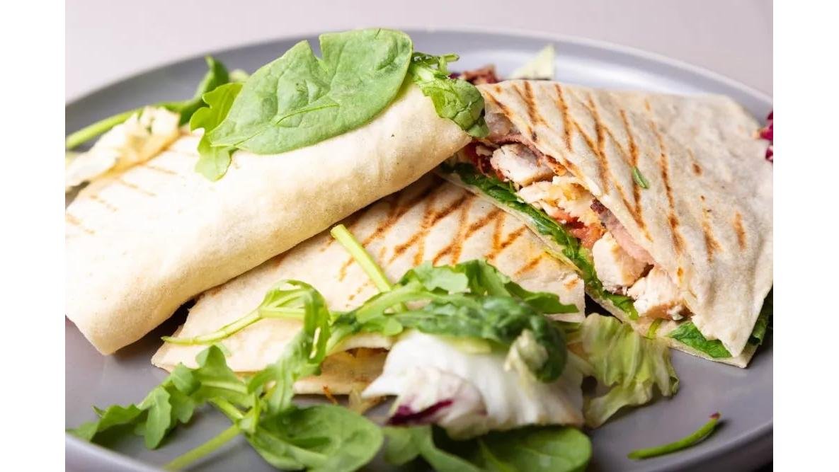 Piadina de pui si bacon acompaniat  de nachos