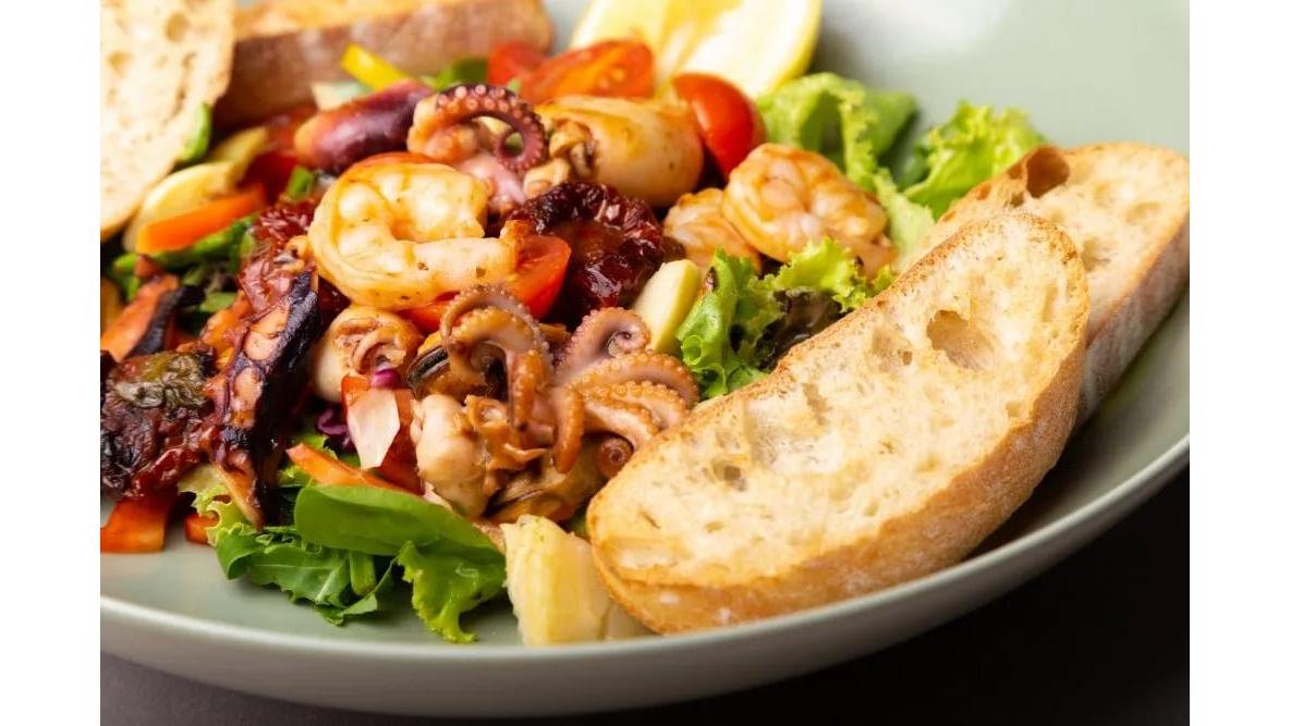 Salată cu Fructe de Mare*