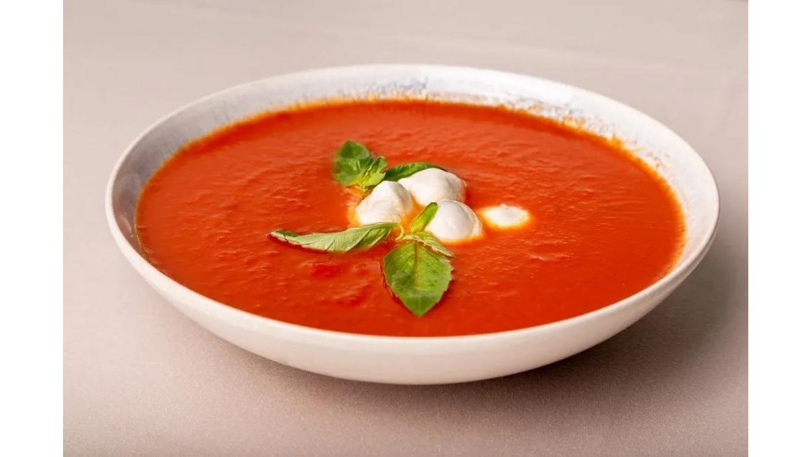 Supă cremă de roșii cu mozarella