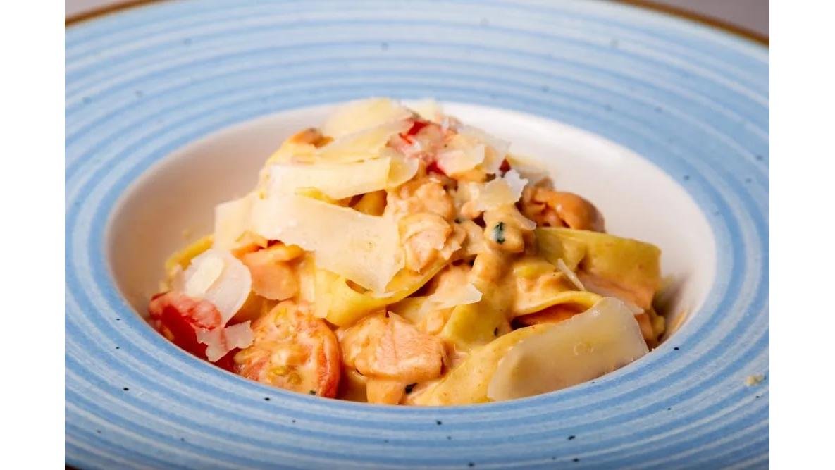 Tagliatelle cu Somon Afumat și Sos Rose