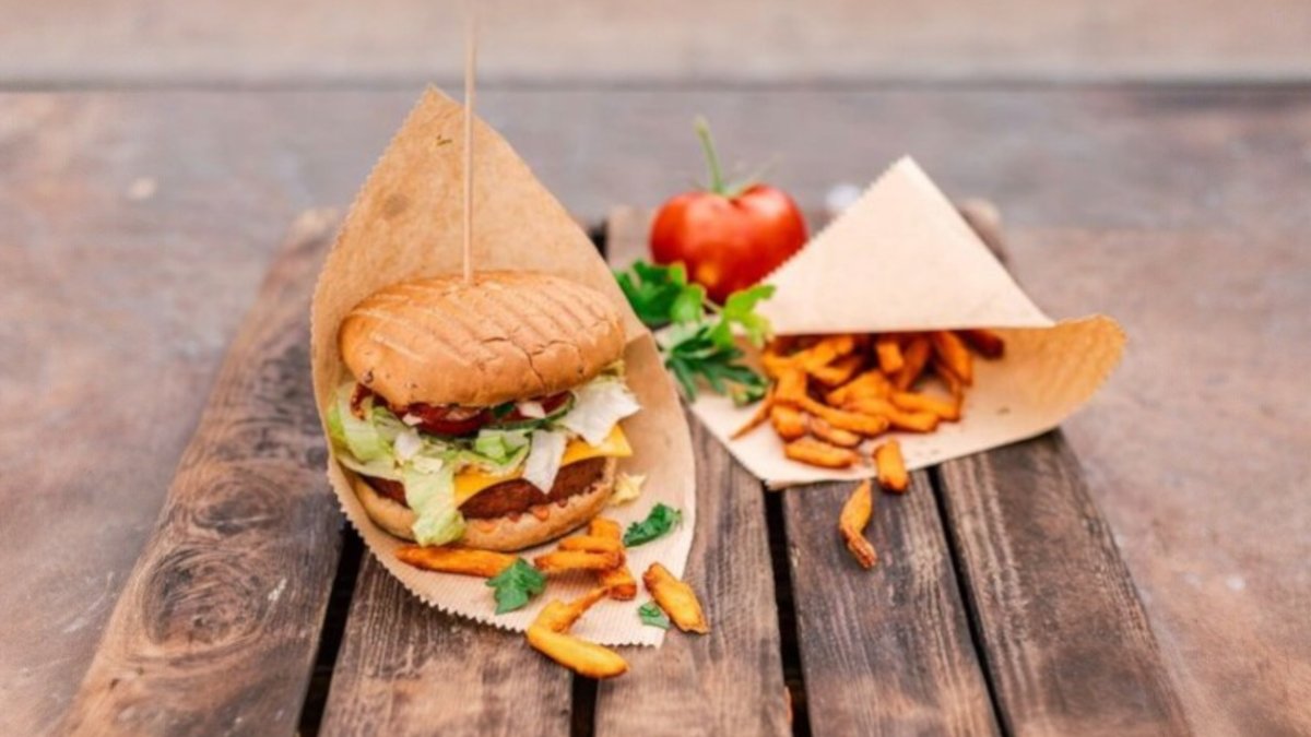 Beev Burger mit Pommes Frites