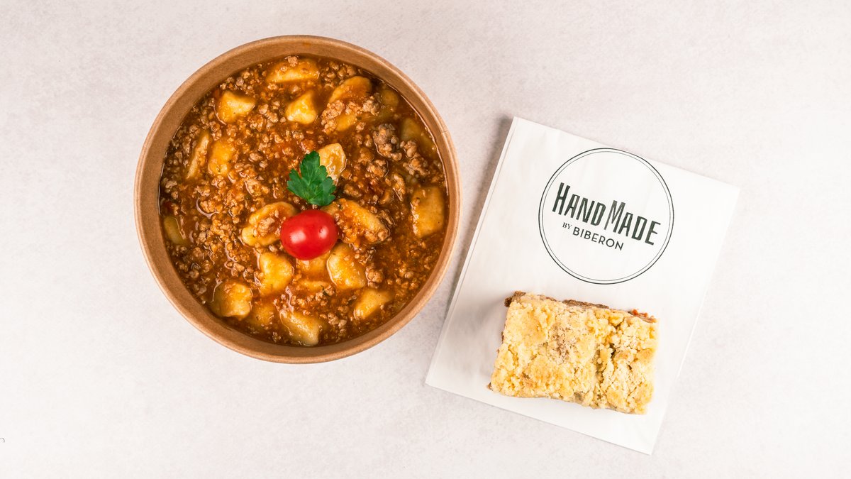 Teleći ragu i domaći kolač od jabuka