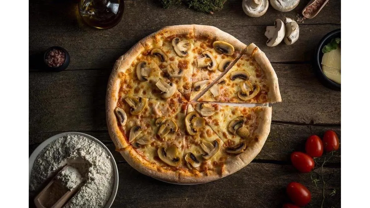 Pizza prosciutto funghi mică