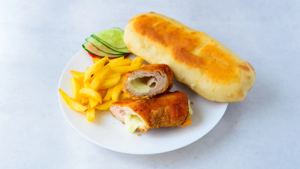 Pileća karađorđeva + pomfrit + ćebata