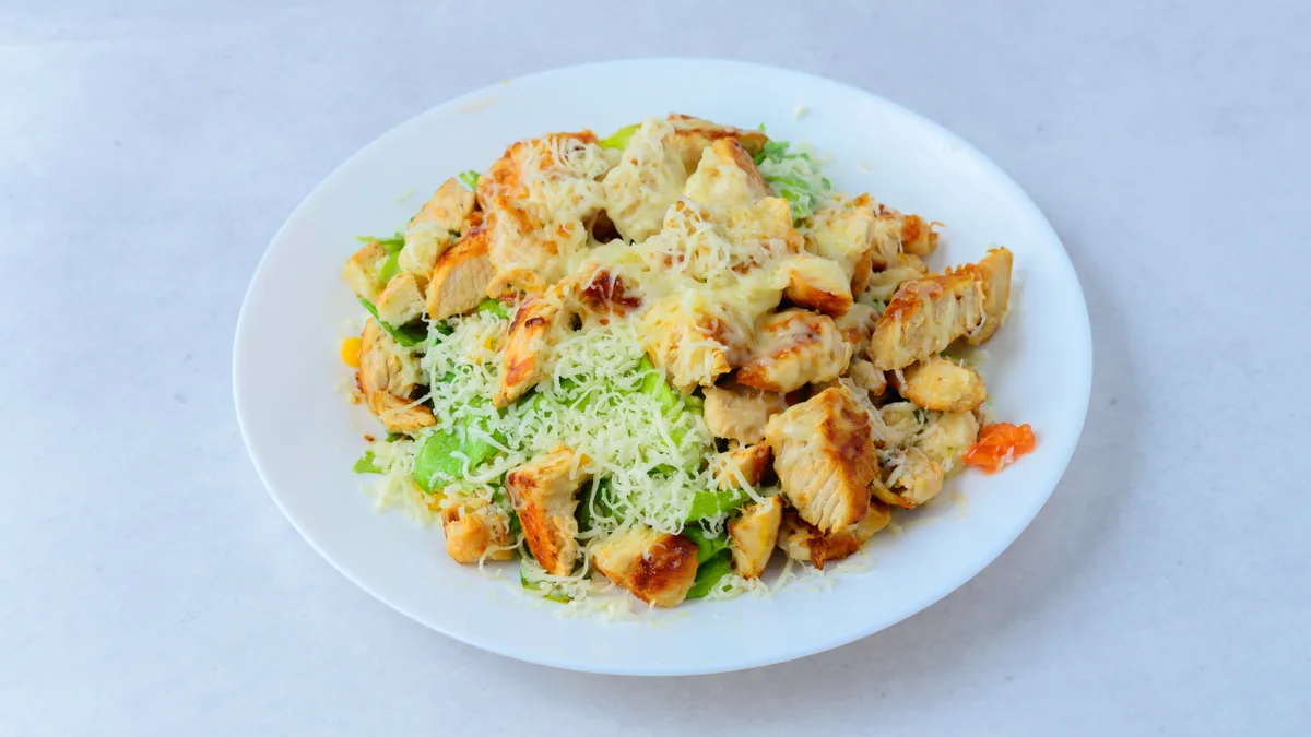 Pileća salata sa kukuruzom