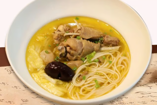 Soy Sauce Chicken W/ Noodles 油雞湯麵