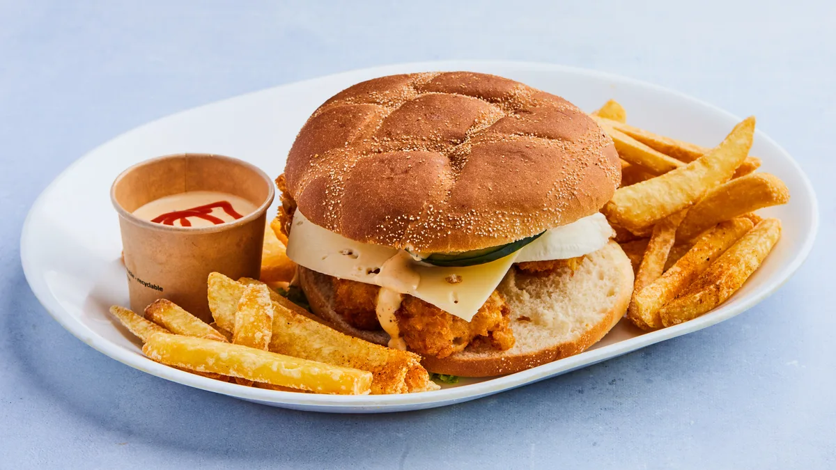 Chickencrispy burger med pomfri