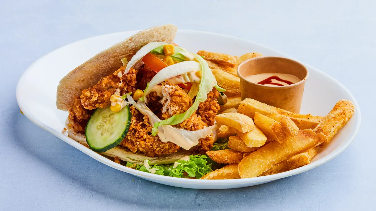 Kebab i Pita med Crispy Chicken and Pommes Frites