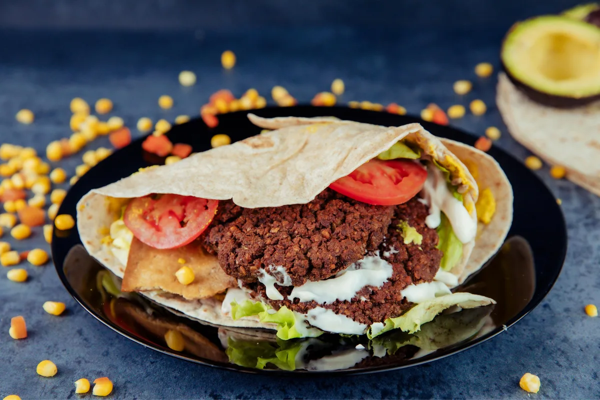 Kinoa proteinski burger  and sir od indijskog oraha u tortilji