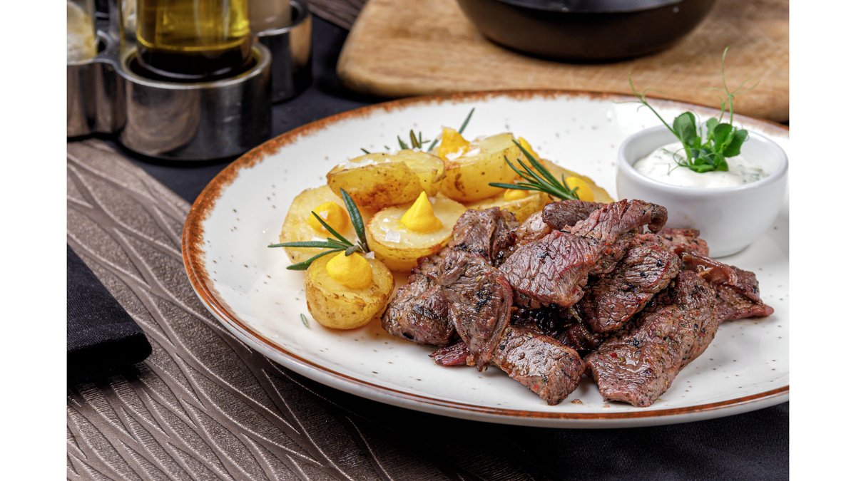 Pastramă de vită la josper cu cartofi confiati