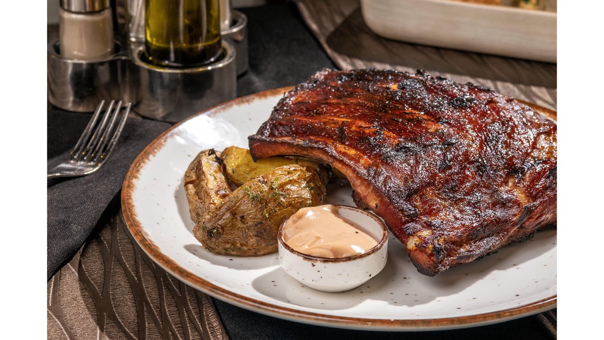 Scăricică de porc la jar cu sos bbq şi cartofi aromați