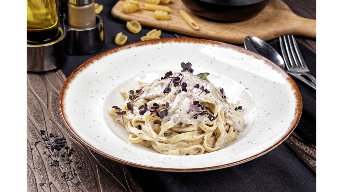 Tagliatelle cu trufe și sos cremos de parmezan