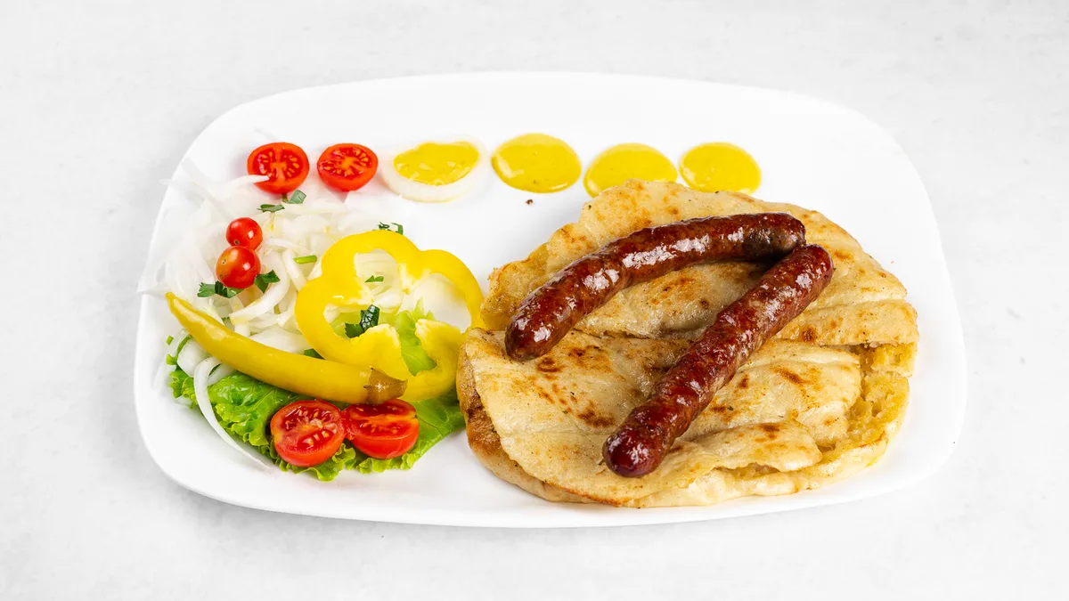 Domaća kobasica na pita hlebu