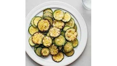 Dovlecei pane cu sos tzatziki
