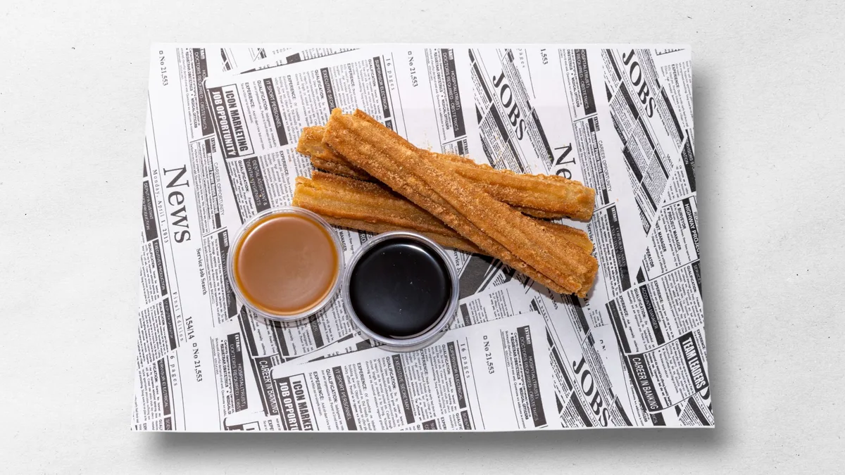 Churros (sladké tyčinky) s topingom vedľa