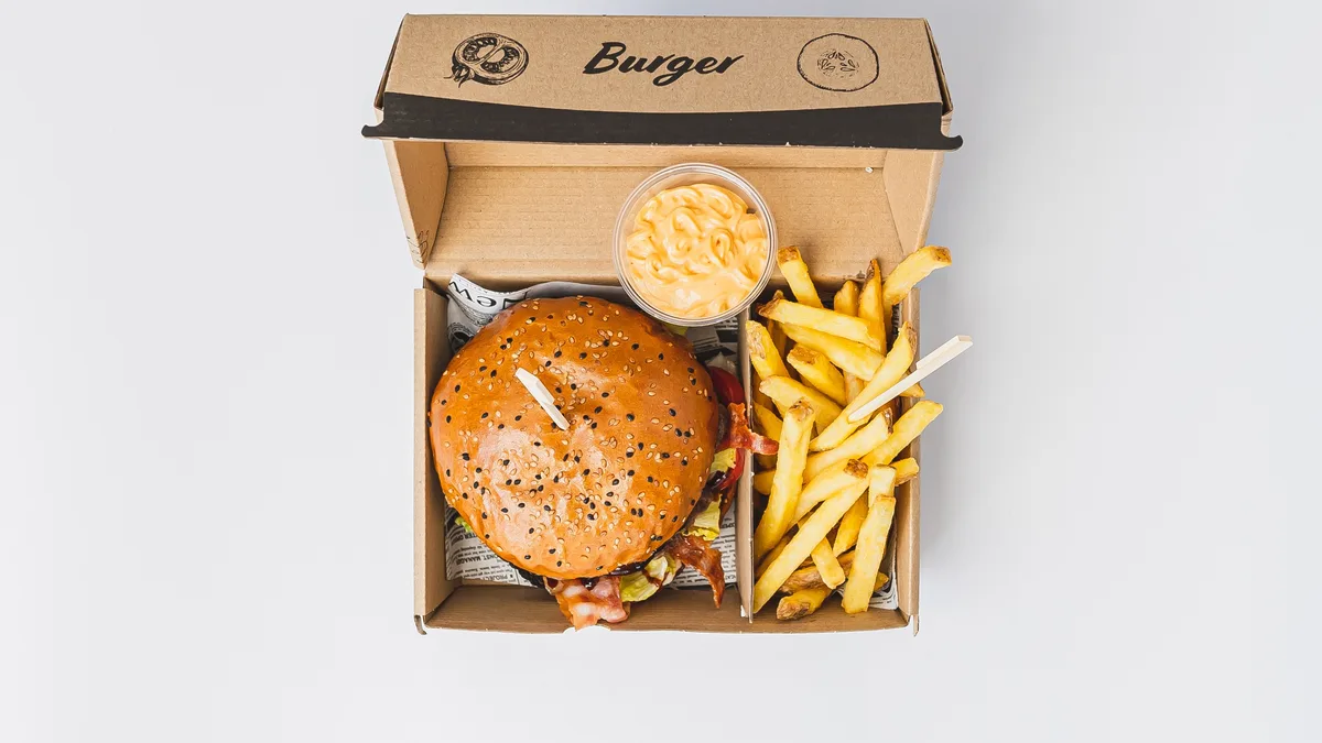 COMBO: Cheese burger + hranolky + omáčka