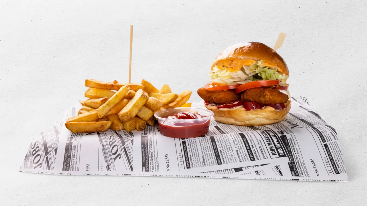 COMBO: CHIPOTTLE CHICK burger + hranolky + omáčka
