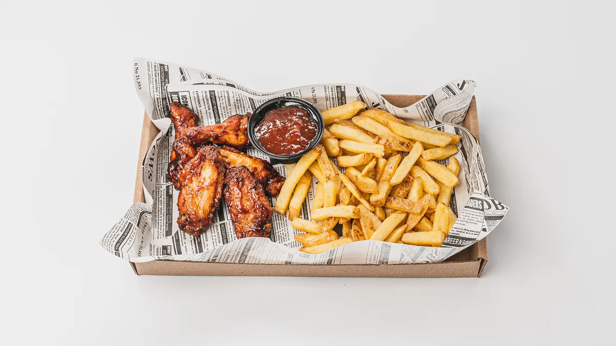COMBO: Krídelka BBQ omáčka 350g + hranolky + omáčka