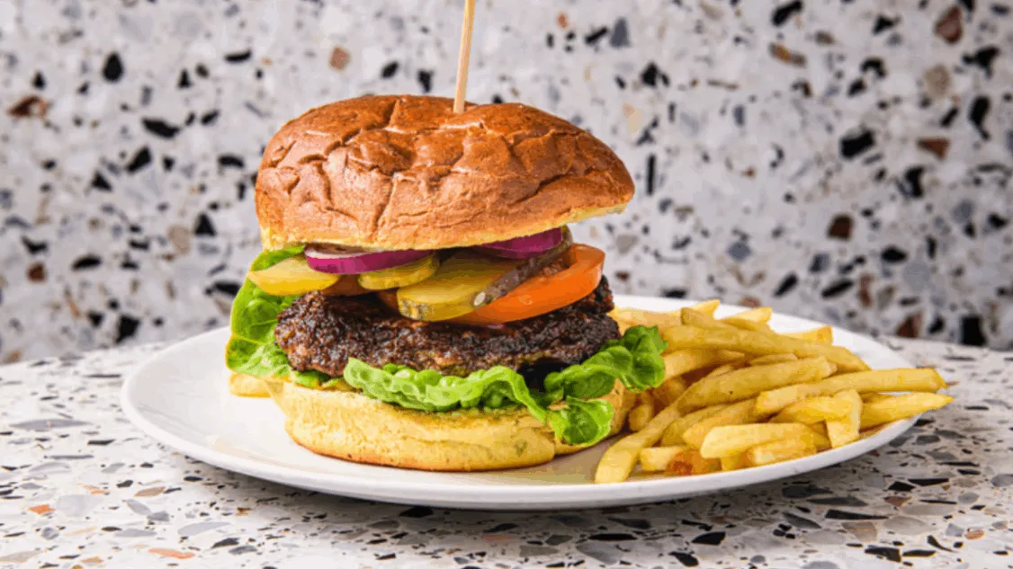 Cheeseburger z sezonowaną wołowiną 180g