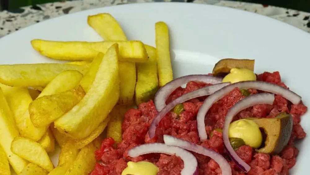 Tatar wołowy z frytkami