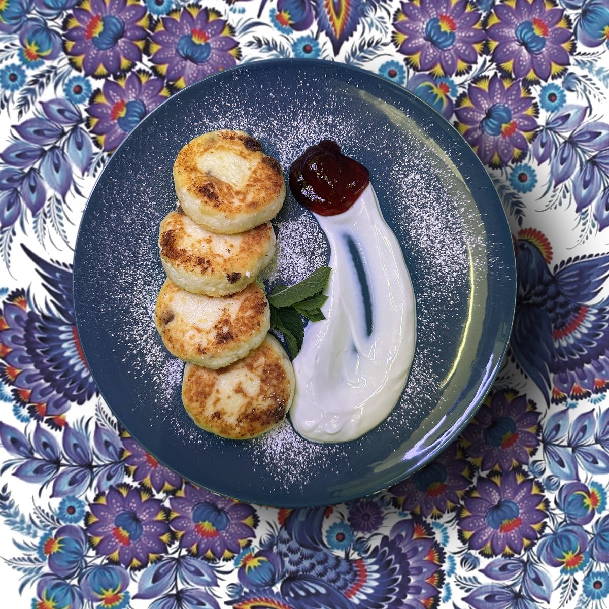 Syrnyky se zakysanou smetanou a džemem/Syrnyky with Sour Cream and Jam