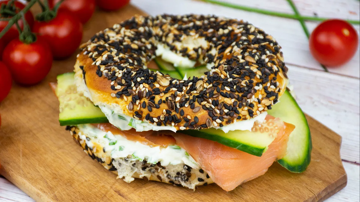 Füstölt lazacos bagel