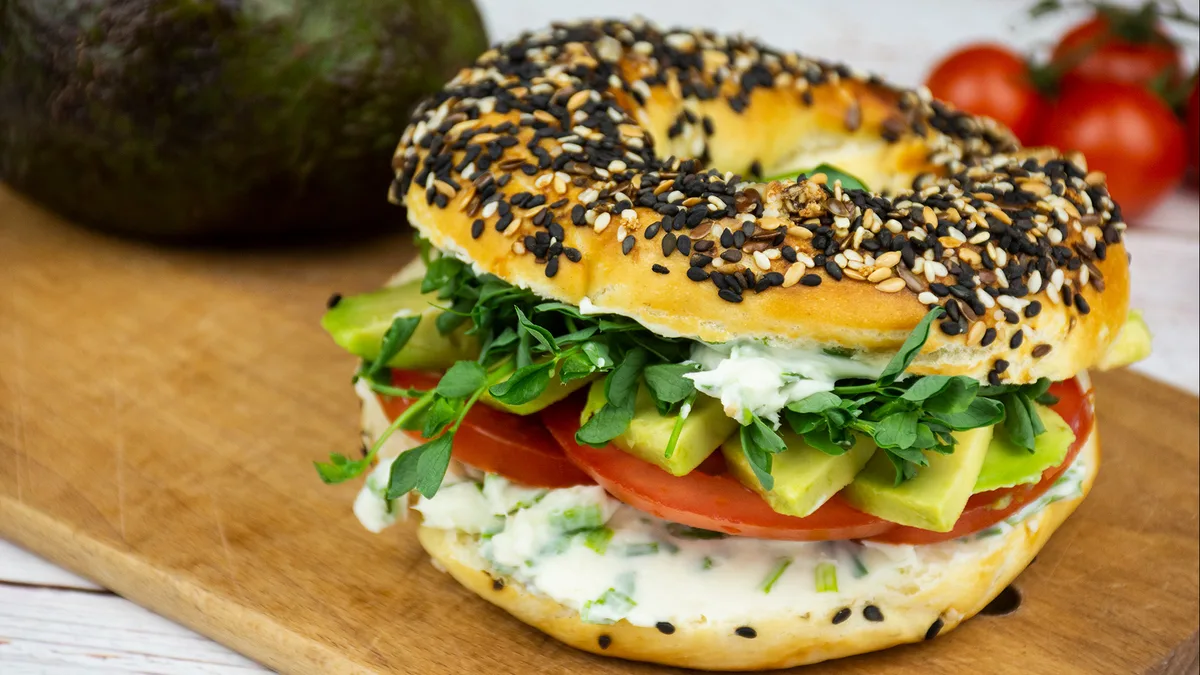 Sajtkrémes-avokádós bagel