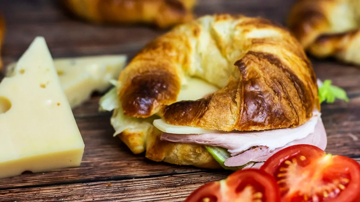 Sonkás-sajtos croissant