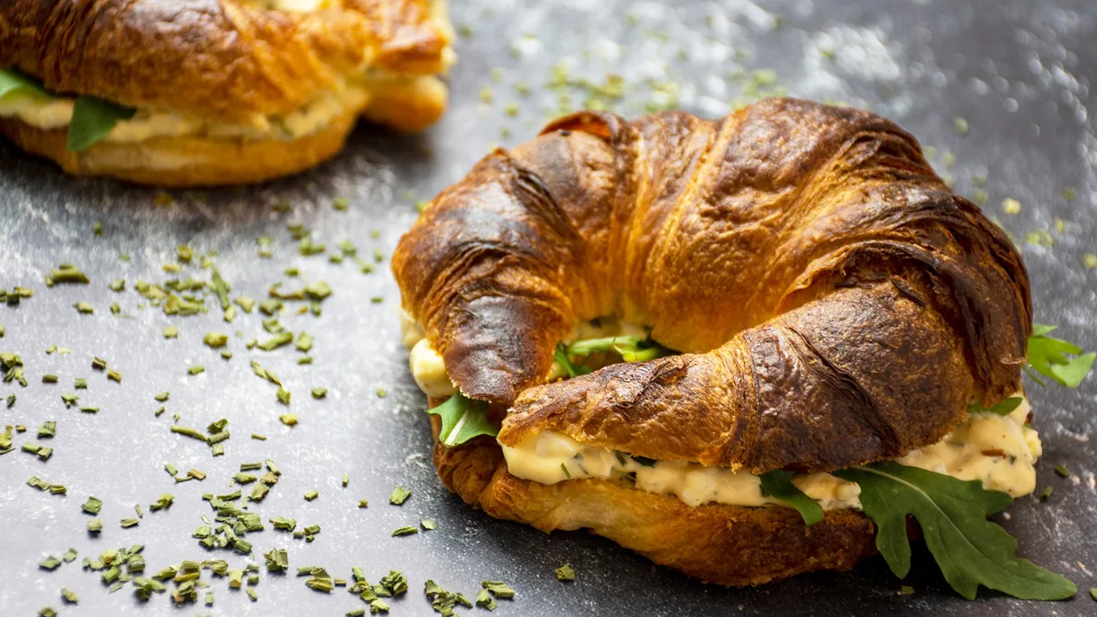 Tojáspástétomos croissant