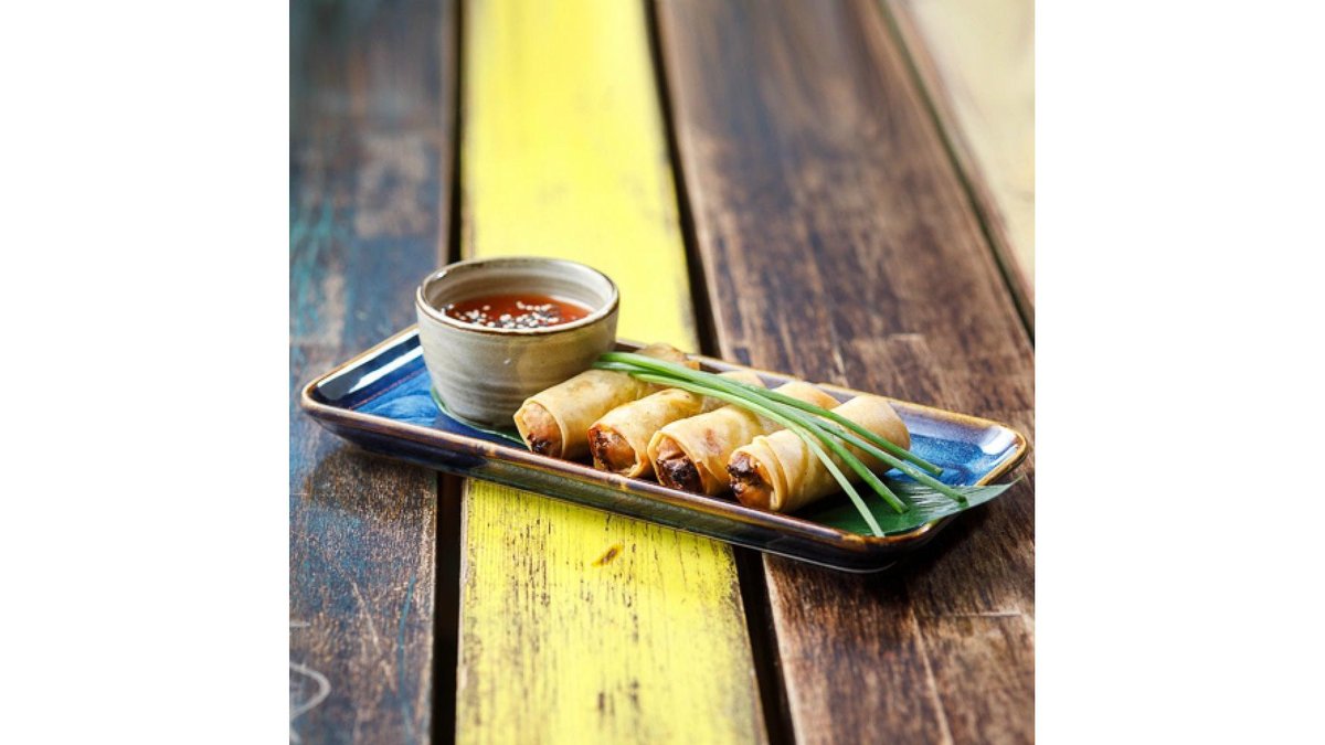Spring rolls and dipping sauce