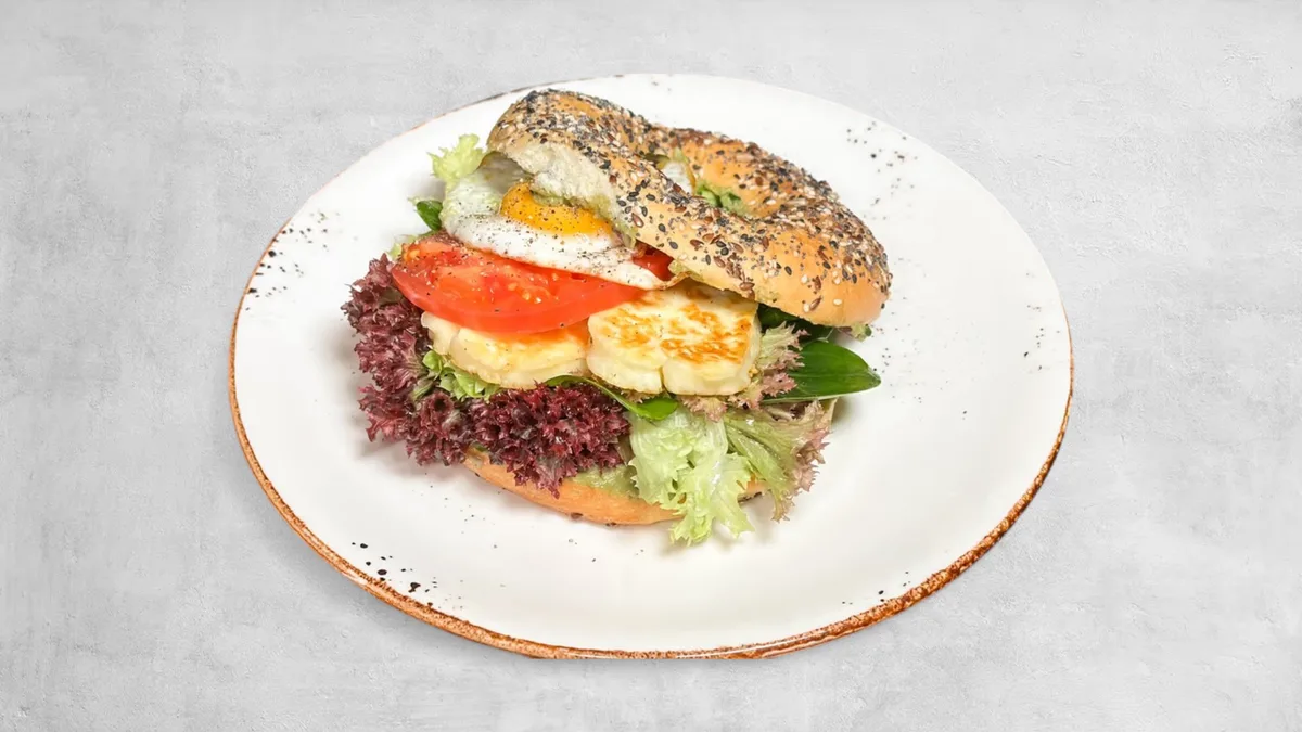 Bajgiel z Halloumi