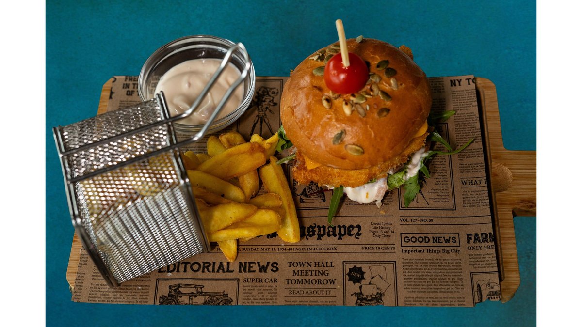 Burger Crispy de Pui cu cartofi prăjiți