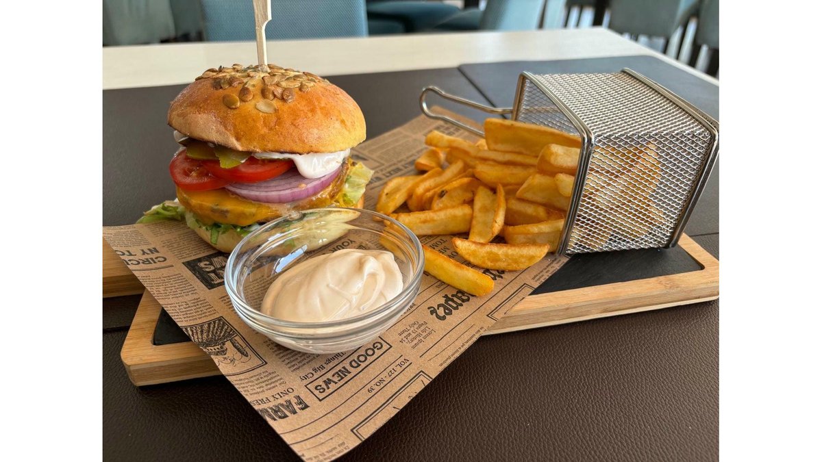 Burger de Pui cu cartofi prăjiți