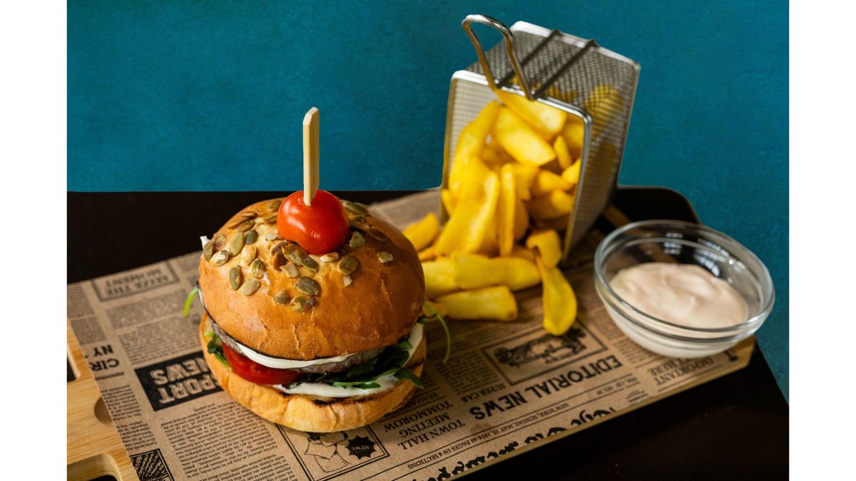 Burger de vită - Black Angus cu cartofi prăjiți