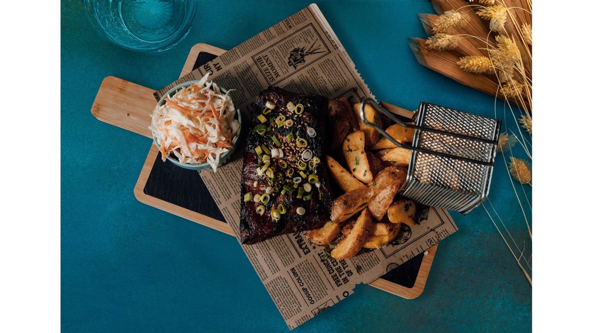 Coaste de Porc cu Cartofi și Salată Coleslaw