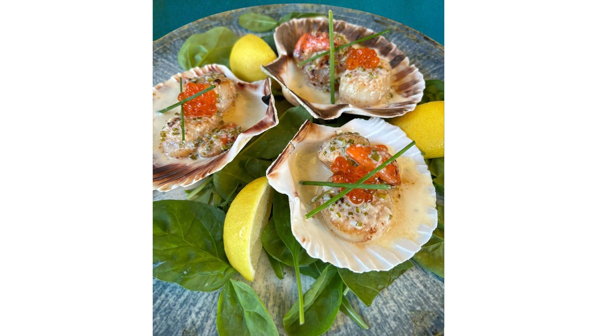 Scoici Saint Jacques cu Sos de Șampanie și Caviar de Somon