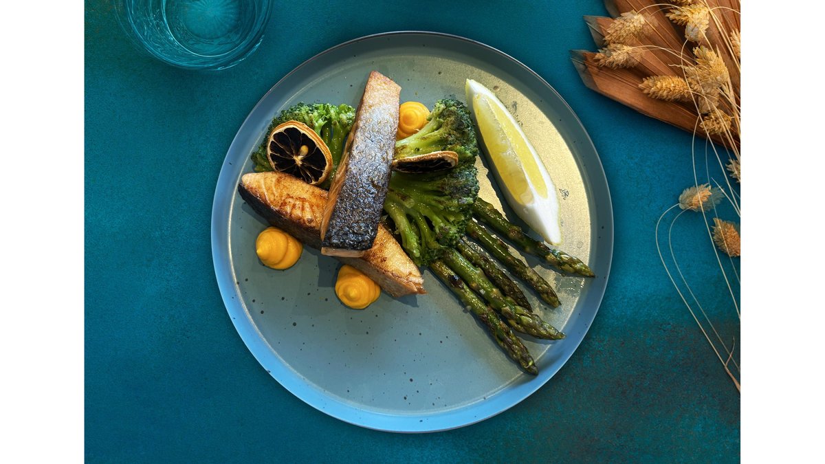 Somon pe Grill cu Broccoli, Piure de Morcov și Sparanghel
