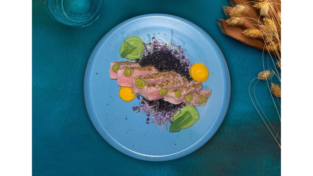Steak de Ton Roșu cu Wasabi, Piure de Mazăre și Orez Negru