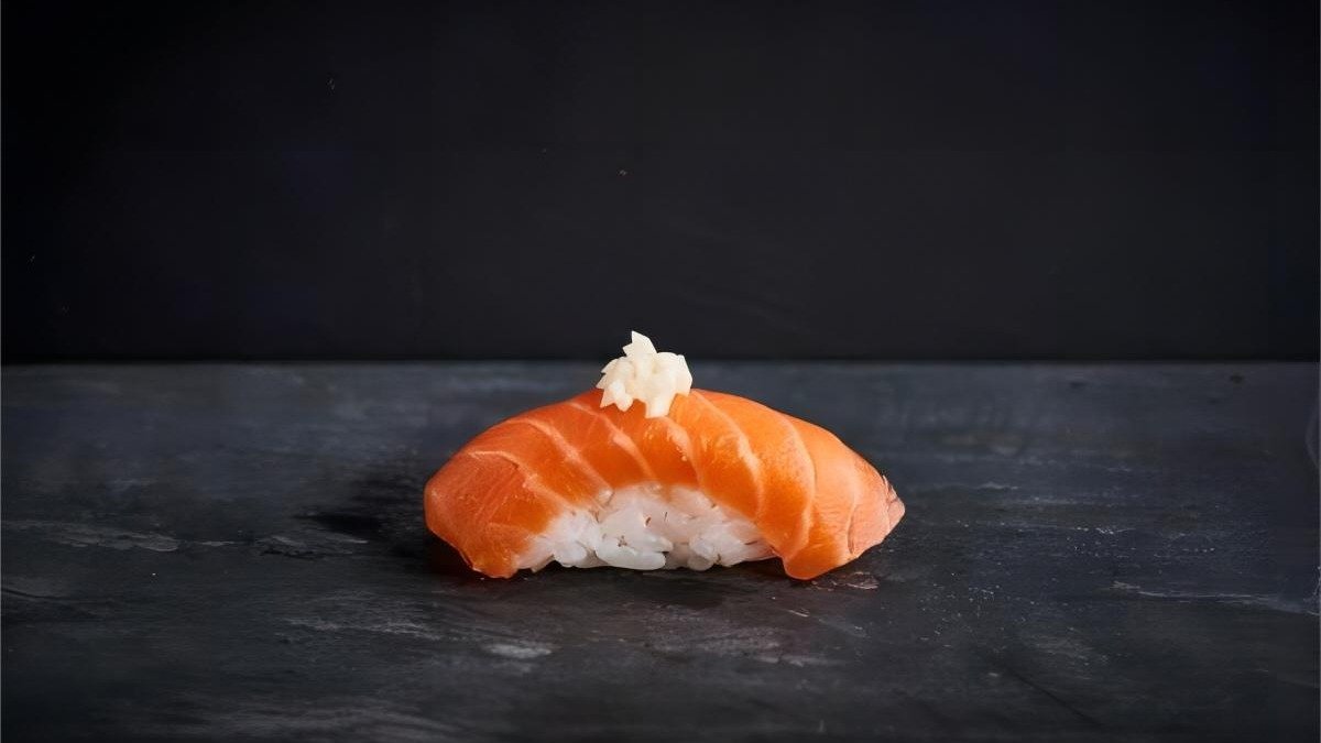 41. Nigiri laks med hvidløg (2 stk.)