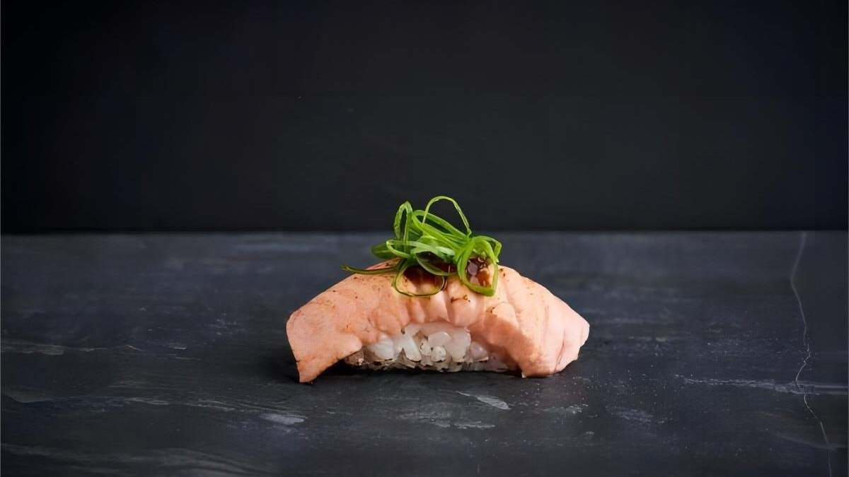42. Nigiri flammegrillet laks