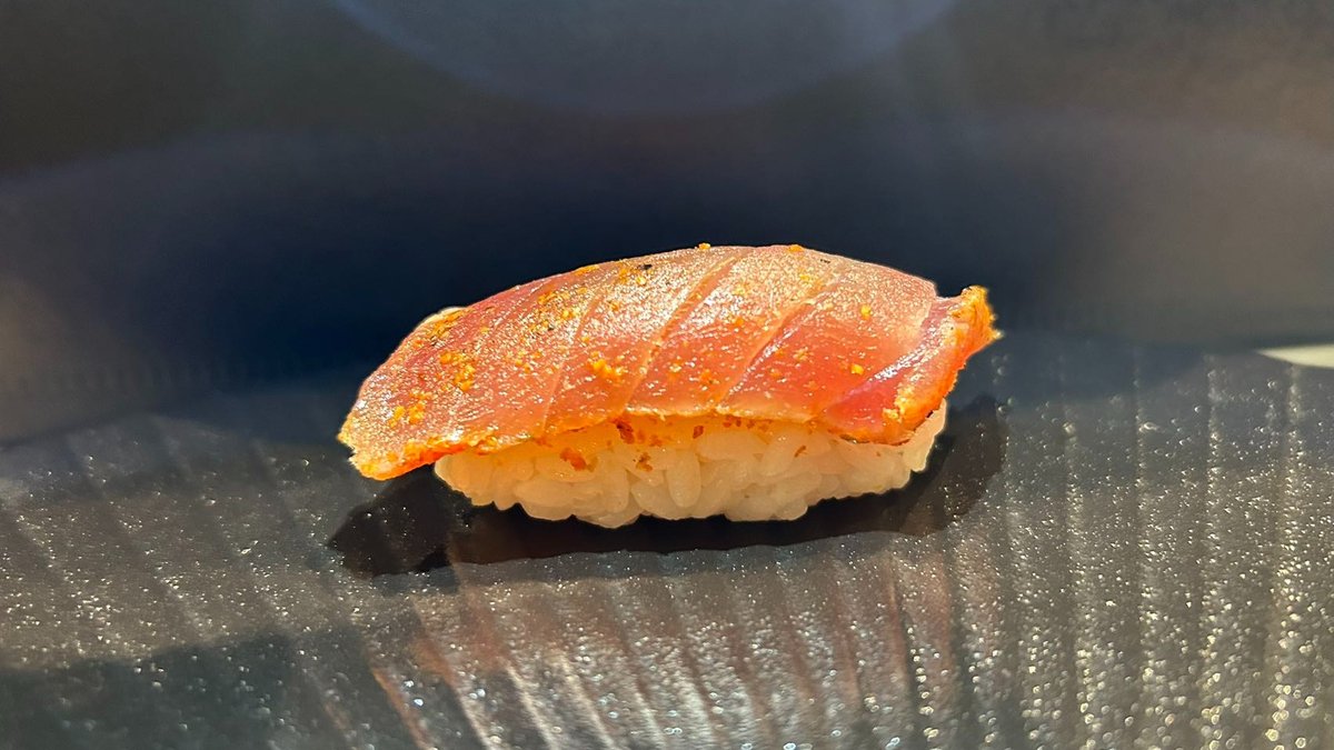 45. Nigiri spicy grillet tun (2 stk.)