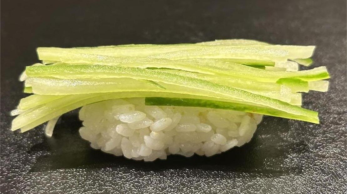 51. Nigiri agurk med sesam (2 stk.)