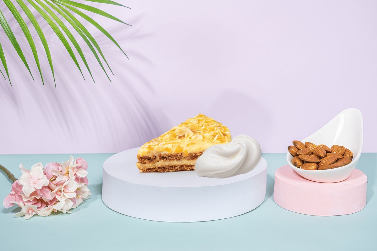 Golden Almond Créme Cake
