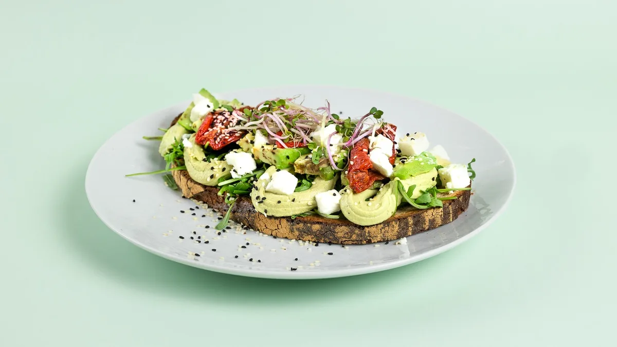 Avocado, Getrocknete Tomaten und Feta Röstbrot