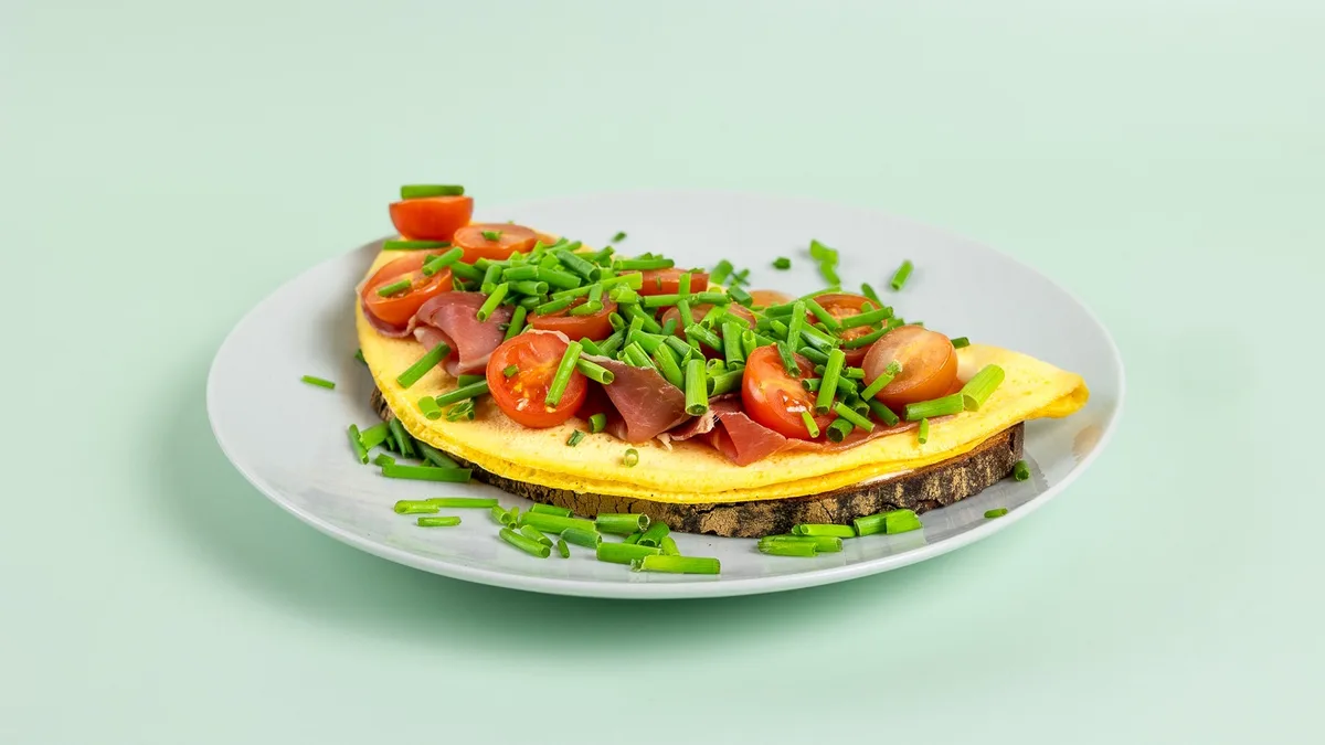 Omelett, Serranoschinken und Schnittlauch Röstbrot
