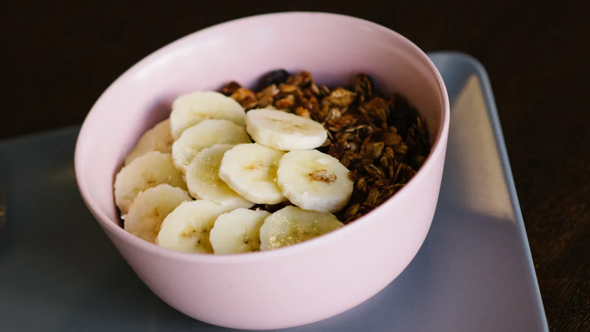 Homemade granola sa grčkim jogurtom i svežim voćem